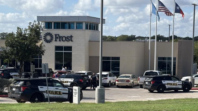 Elderly couple robbed outside Frost Bank in northwest San Antonio, police say suspect(s) at large — KENS 5 (San Antonio), Naples Community news